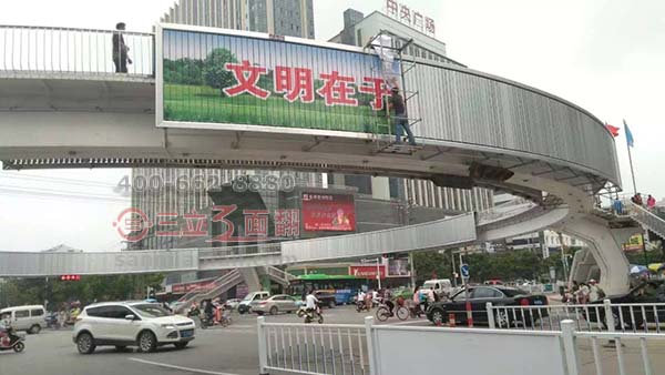 安徽省淮安市圓內外弧環(huán)形天橋三面翻廣告牌案例施工圖片