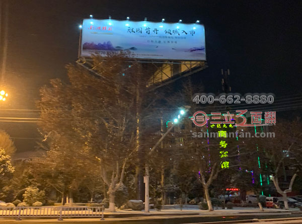 江蘇徐州銅山縣國道單立柱三角形高炮廣告牌案例施工圖片