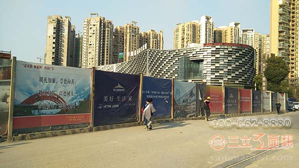 貴州貴陽(yáng)恒大金世界工地立柱圍擋廣告牌案例施工圖片