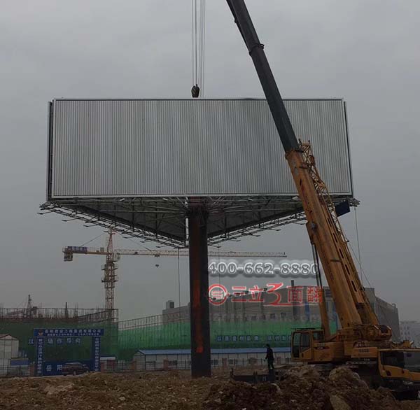 甘肅省天水市三角高炮三面翻單立柱廣告牌案例施工圖片