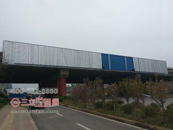 河南省林州市跨路過街三面翻橋體護欄廣告牌案例圖片